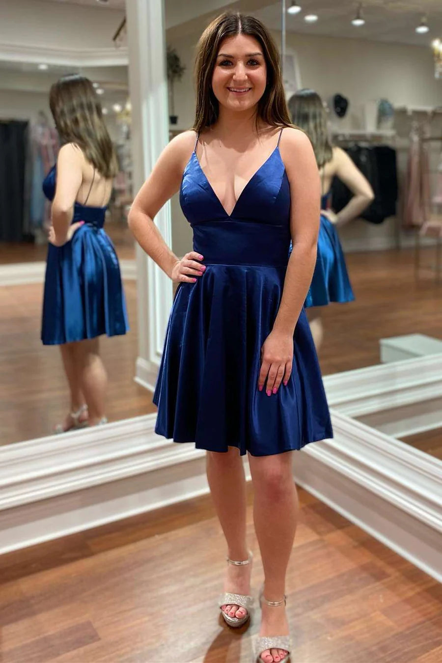 Vestido de fiesta con escote en V, tirantes finos y corte A